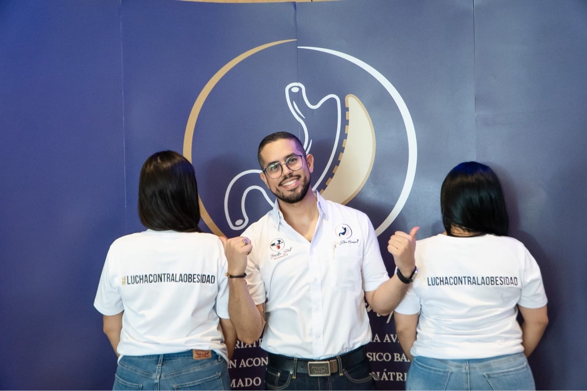 El Dr. Steve Henríquez con integrantes de su equipo en un evento de concientización sobre la obesidad